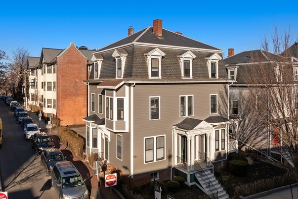 Exterior, Facade, Queen Anne Victorian