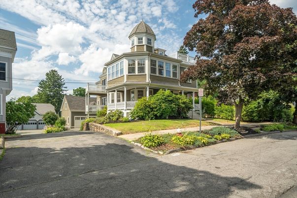Exterior, Facade, Queen Anne Victorian