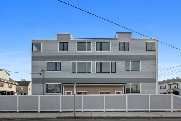 Exterior, Facade, Rowhouse