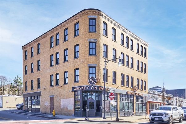 Exterior, Facade, Brick Facade, Chicago School