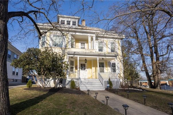Exterior, Facade, American Foursquare