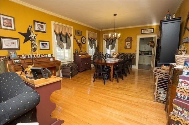 Chandelier, Dining room, Interior, Piano, Wood Texture Flooring