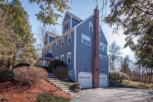 Attached, Exterior, Facade, Queen Anne Victorian