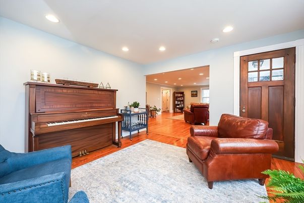 Interior, Piano, Recessed Lighting, Wood Texture Flooring