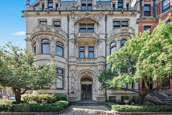 Exterior, Facade, Brownstone