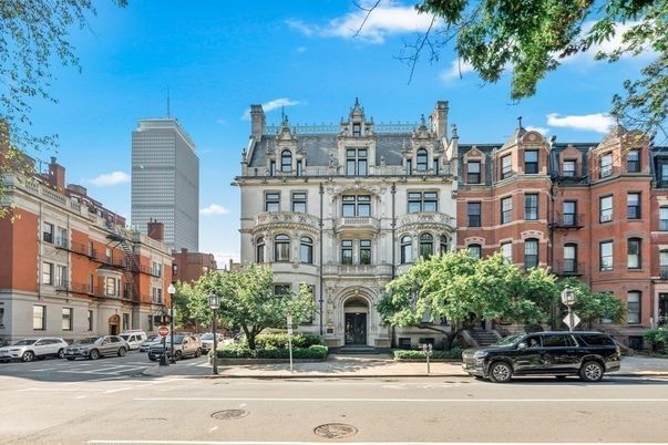 Exterior, Facade, Rowhouse