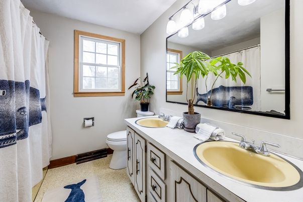 Bathroom, Dual Sink Vanities, Interior