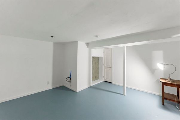 Empty room, Interior
