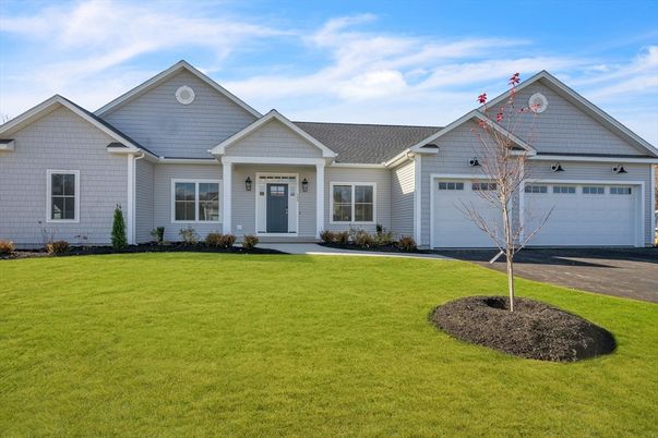 Attached, Exterior, Facade, Ranch