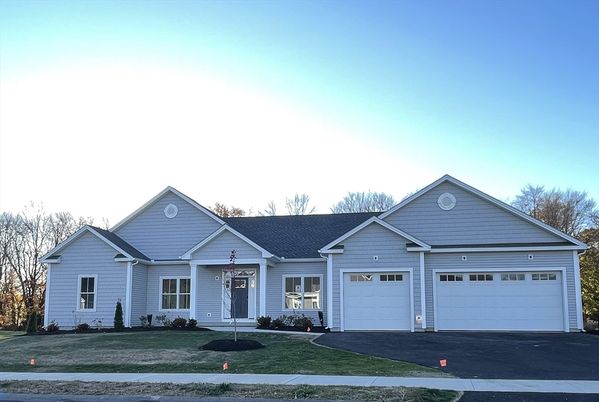 Attached, Exterior, Facade, Ranch