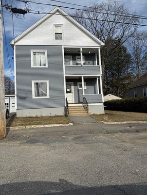 Exterior, Facade, Raised Ranch