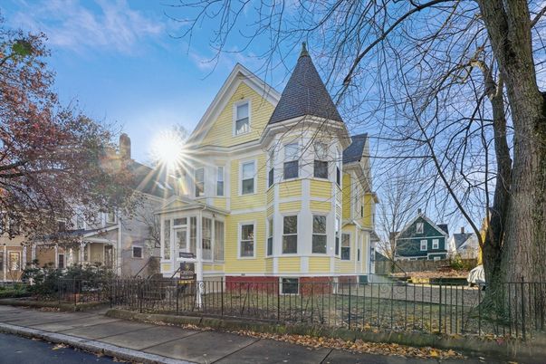 Exterior, Facade, Queen Anne Victorian