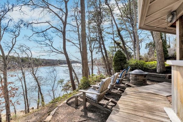 Exterior, Lake