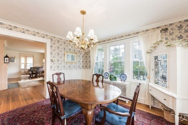 Chandelier, Dining room, Interior, Piano, Wood Texture Flooring