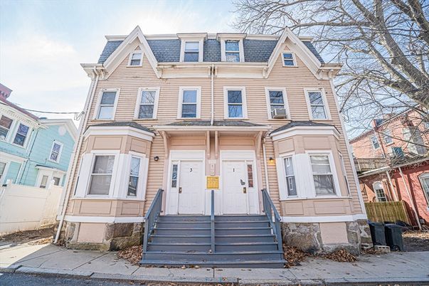 Exterior, Facade, Queen Anne Victorian