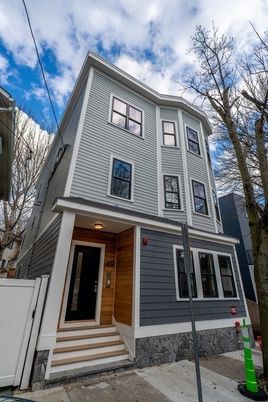 Exterior, Facade, Rowhouse