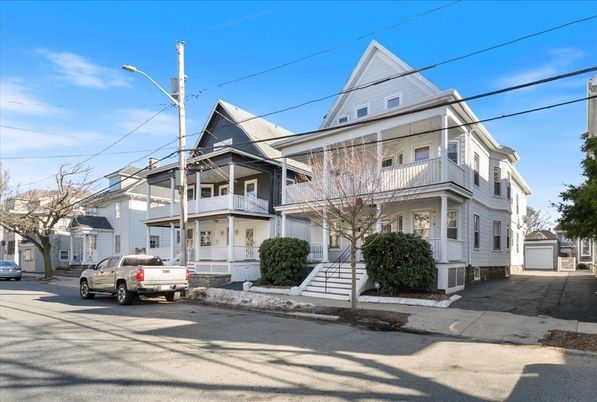 Exterior, Facade, Queen Anne Victorian