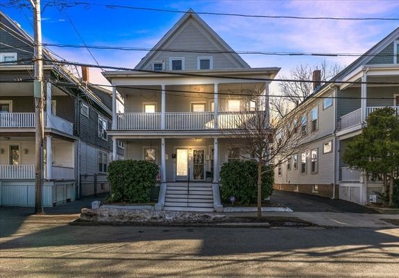 Exterior, Facade, Queen Anne Victorian