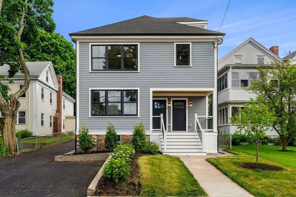 Exterior, Facade, American Foursquare