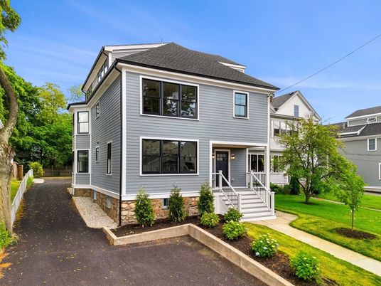 Exterior, Facade, American Foursquare