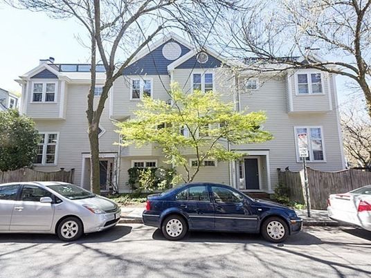 Exterior, Facade, Rowhouse