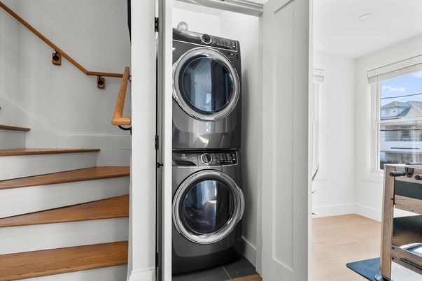 Interior, Utility Closets, Washer, Wood Texture Flooring