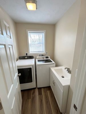 Interior, Washer, Wood Texture Flooring