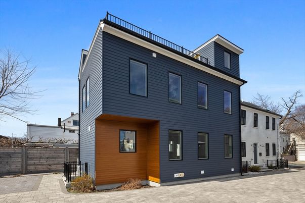 Exterior, Facade, Rowhouse
