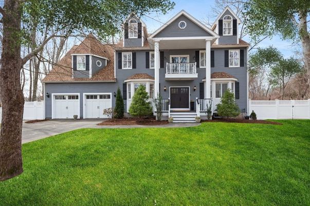 Attached, Exterior, Facade, Queen Anne Victorian