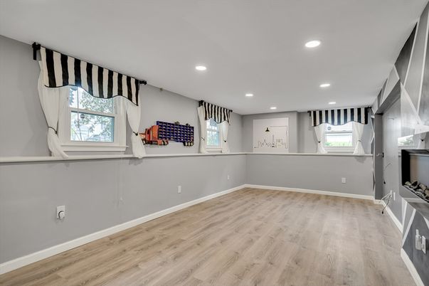 Empty room, Interior, Recessed Lighting, Wood Texture Flooring