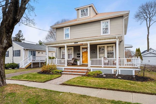 Exterior, Facade, American Foursquare