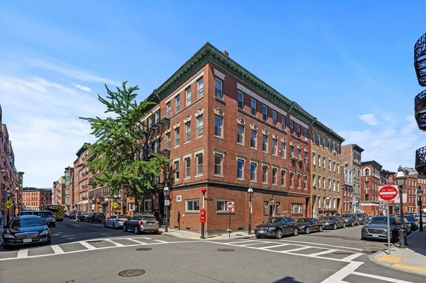 Exterior, Facade, Brick Facade, Chicago School