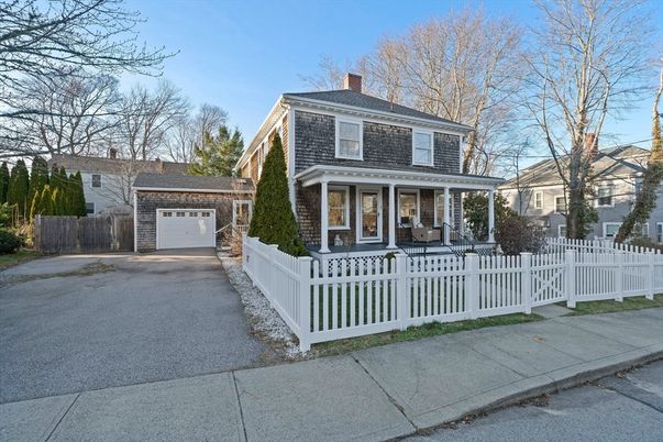 Attached, Exterior, Facade, American Foursquare