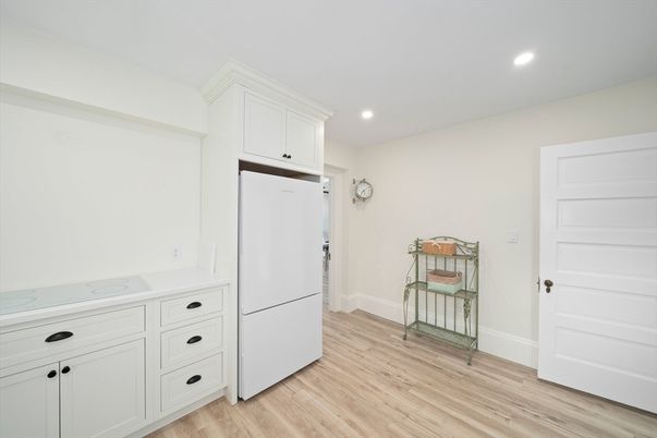 Interior, Recessed Lighting, Washer, Wood Texture Flooring