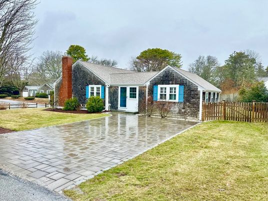 Backyard, Exterior, Facade, Brick Facade, Ranch