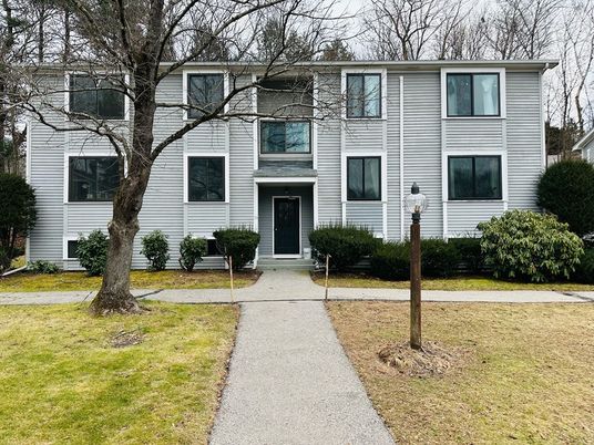 Exterior, Facade, Raised Ranch