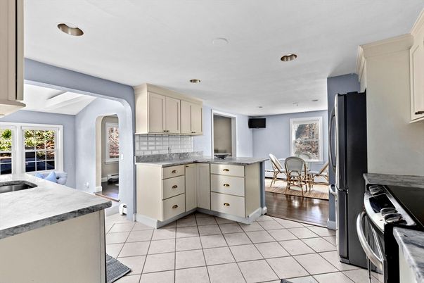 Dining room, Interior, Kitchen, Recessed Lighting, Wood Texture Flooring