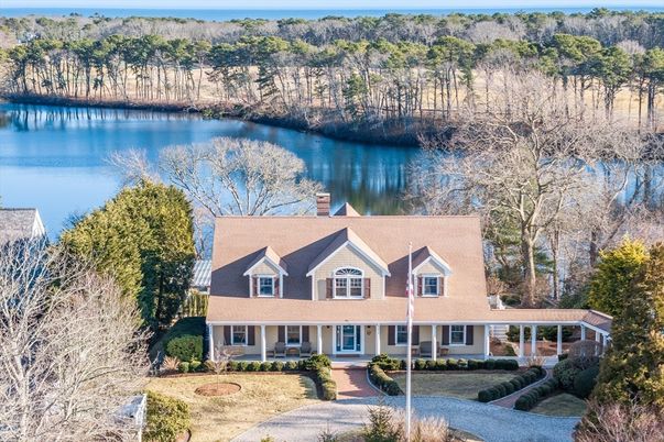 Exterior, Facade, Lake, Farmhouse