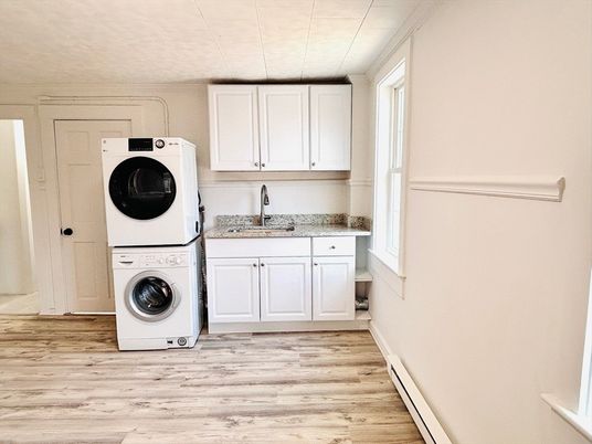 Interior, Utility Closets, Washer, Wood Texture Flooring