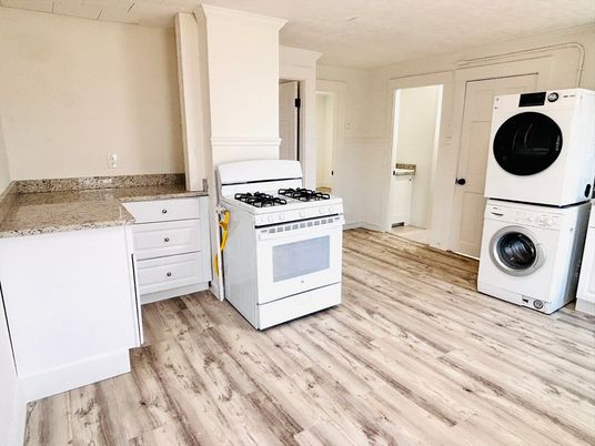 Interior, Utility Closets, Washer, Wood Texture Flooring