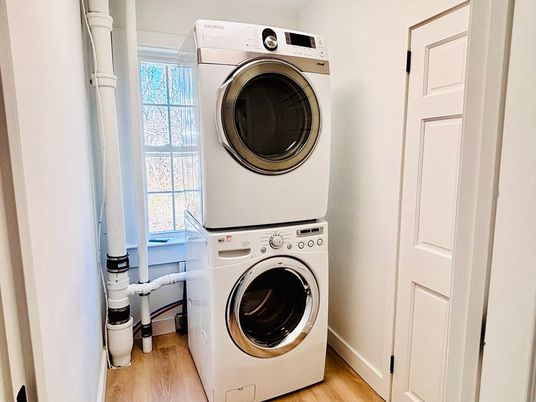 Interior, Utility Closets, Washer, Wood Texture Flooring