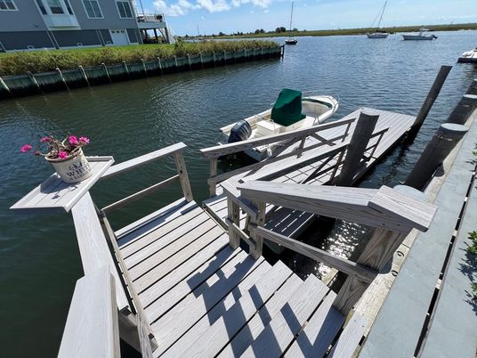 Exterior, Lake