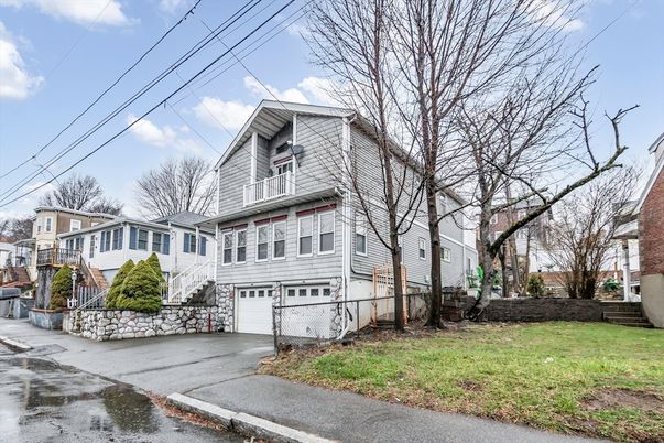Attached, Exterior, Facade, Rowhouse