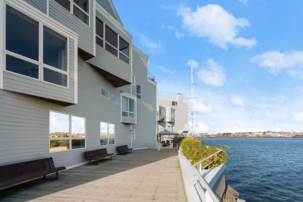 Exterior, Lake