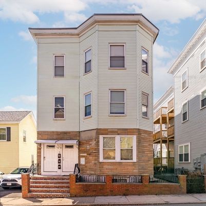 Exterior, Facade, Rowhouse