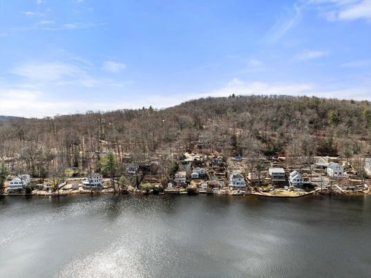 Exterior, Lake
