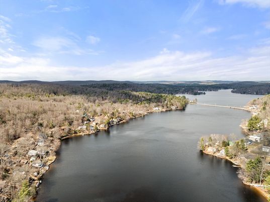 Exterior, Lake