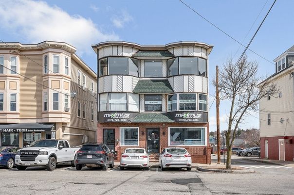 Exterior, Facade, Brick Facade, Queen Anne Victorian