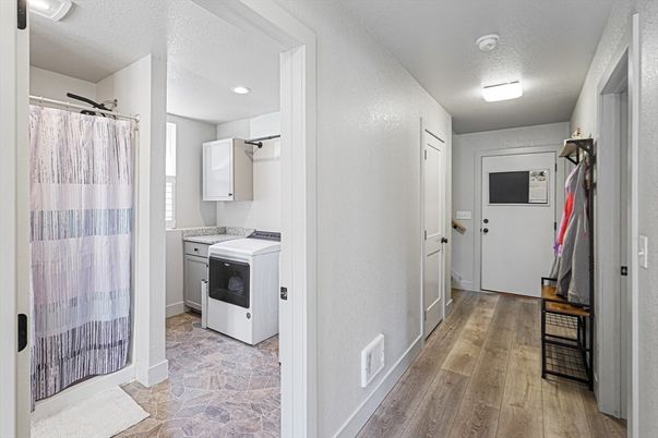 Interior, Recessed Lighting, Washer, Wood Texture Flooring