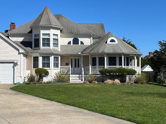 Attached, Exterior, Facade, Queen Anne Victorian